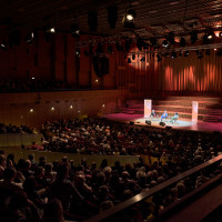 Philo.live! 2025: 14.11. Vom Umgang mit Verlusten – und wie wir die Zukunft zurückgewinnen. Mit Juli Zeh und Andreas Reckwitz, Mod.: Svenja Flaßpöhler ©Marcus Glahn