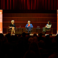 Philo.live! 2025: 14.11. Vom Umgang mit Verlusten – und wie wir die Zukunft zurückgewinnen. Mit Juli Zeh und Andreas Reckwitz, Mod.: Svenja Flaßpöhler ©Marcus Glahn