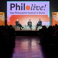 Philo.live! 2025: 15.11.: Sterben für den Staat? Über Pazifismus und Kriegstüchtigkeit. Mit Sönke Neitzel und Olaf L. Müller. Mod.: Friedrich Weißbach ©Marcus Glahn