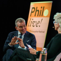 Philo.live! 2025: 15.11. Demokratie verteidigen – was heißt das? Mit Michel Friedman, Mod.: Svenja Flaßpöhler ©Marcus Glahn