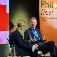 Philo.live! 2025: 16.11. Gibt es Gerechtigkeit? Mit Bernhard Schlink. Mod.: Nicola Steiner ©Marcus Glahn