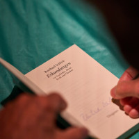 Philo.live! 2025: 16.11. Gibt es Gerechtigkeit? Mit Bernhard Schlink. Mod.: Nicola Steiner ©Marcus Glahn