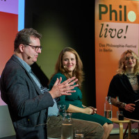 Philo.live! 2025: 16.11. Identitätspolitik bis Klimapolitik: Wo geht`s hier nach links? Bernd Stegemann und Ricarda Lang. Mod.: Anastasia Thikomirowa ©Marcus Glahn
