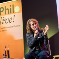 Philo.live! 2025: 16.11. Die Mitte des Lebens –  die besten Jahre? Mit Barbara Bleisch und Lucy Fricke. Mod.: Florian Werner ©Marcus Glahn