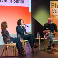Philo.live! 2025: 16.11. Die Mitte des Lebens –  die besten Jahre? Mit Barbara Bleisch und Lucy Fricke. Mod.: Florian Werner ©Marcus Glahn