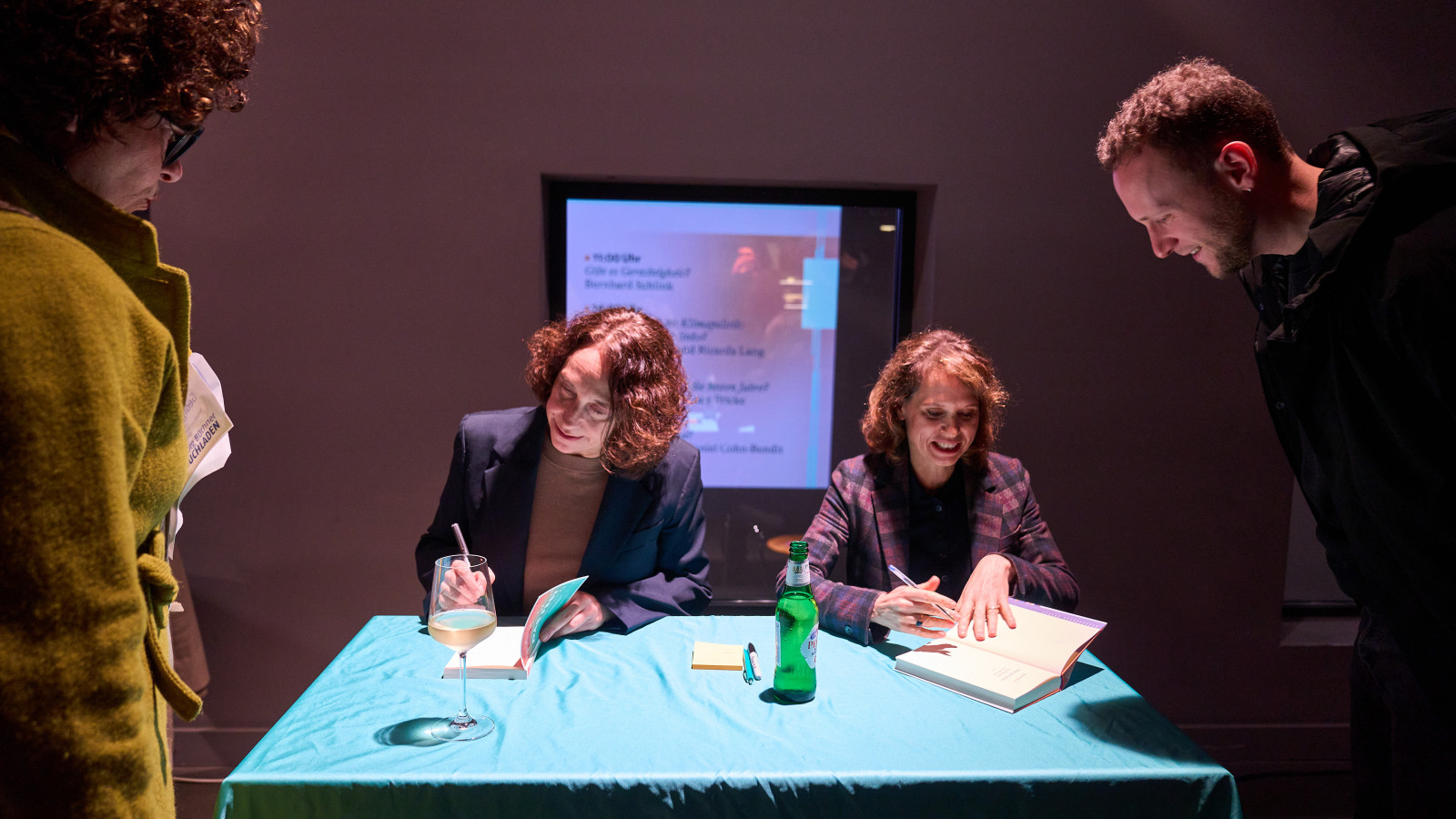 Lucy Fricke und Barbara Gleisch unterzeichnen Bücher bei der Philo.live!